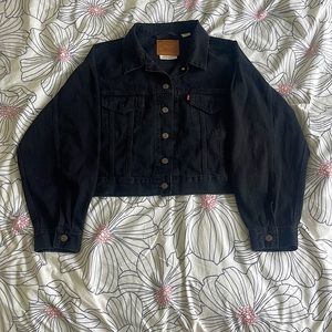 Black Levi’s vintage female jean jacket. Size S/M.